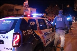 Homem esfaqueia esposa, foge de moto e é encontrado após acidente na MT-343