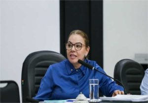 Paula Calil apresenta projeto que cria selo de reconhecimento a empresas que combatem o superendividamento