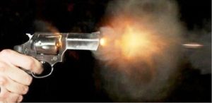 Dupla metralha homem dentro de casa e esposa é baleada ao tentar impedir execução