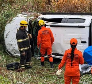 Homem fica ferido após perder o controle e capotar caminhonete em rodovia de MT