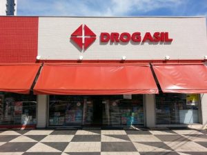 Ladrão se passa por cliente, pede tadalafila, rende funcionários e foge com R$ 1,3 mil