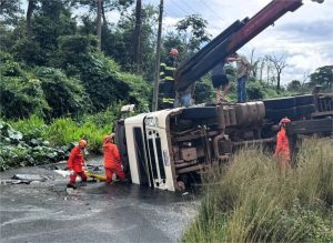 Corpo de Bombeiros resgata vítima que ficou presa em cabine de caminhão após acidente