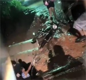 Motociclista morre ao cair em córrego e ser arrastado pela chuva; veja vídeo