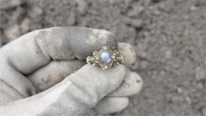 Anel de ouro medieval com pedra preciosa azul é achado na Noruega