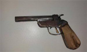 PM apreende adolescente e localiza arma de fogo escondida em câmara fria de supermercado