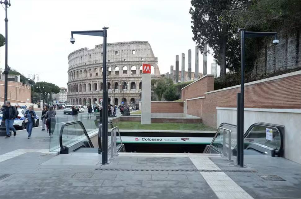 Nova estação do metrô de Roma fica debaixo do Coliseu e expõe itens arqueológicos raros
