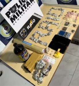 Policiais da Companhia Raio prendem dois homens por tráfico e apreendem 57 porções