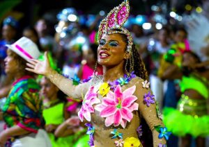 Blocos e escolas de samba agitam foliões no 1º dia de Carnaval na Arena Pantanal