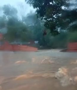 Avenida fica totalmente alagada após chuva forte em Cuiabá