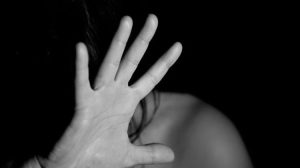 Homem tenta estuprar funcionária em festa de empresa durante confraternização