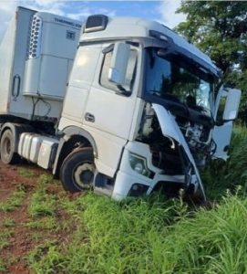 Homem morre ao bater em carreta durante ultrapassagem proibida