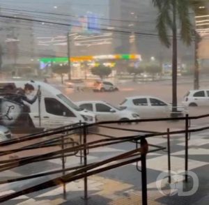 Carros precisam subir em canteiro para passar por alagamento na AV do CPA