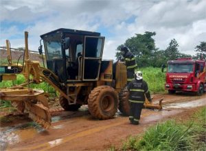 Corpo de Bombeiros combate incêndio em máquina pesada na rodovia MT-100