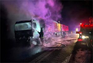 Corpo de Bombeiros combate incêndio em carreta carregada com soja