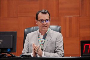 Lúdio cobra e secretário promete contratar mais de 600 professores para alunos com deficiência nesta semana