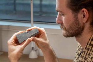 Lousa escolar da era vitoriana é descoberta ainda coberta com rabiscos de crianças