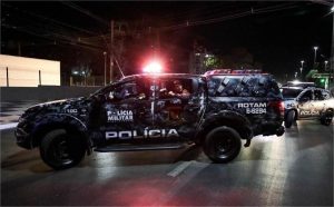 Adolescente é resgatada pela polícia após ser mantida prisioneira de traficante