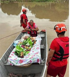 Idosa acamada é resgatada de barco por bombeiros em Guarantã do Norte