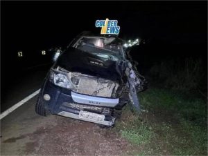 Hilux bate de frente com carreta e idoso morre preso às ferragens
