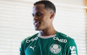 Jhon Arias chega ao Brasil e veste a camisa do Palmeiras