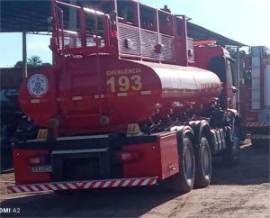 Corpo de Bombeiros combate incêndio em barracão de resíduos de grãos