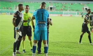 Bruno passa mal, defende pênaltis e faz gol, mas Vasco-AC cai na Copa do Brasil