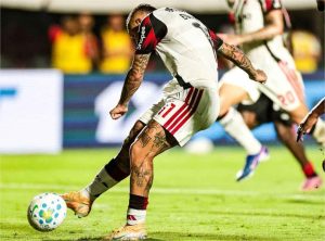 Rossi pega pênalti e Flamengo bate o Vitória no Barradão