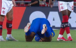 Alexandre, do Sampaio Corrêa, recebe alta após convulsão em jogo contra o Flamengo