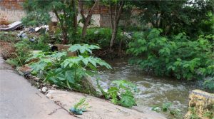 Equipe técnica visita local onde terão início as obras de drenagem no bairro Alameda