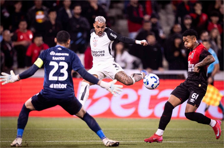 Corinthians visita Athletico-PR embalado por retrospecto recente