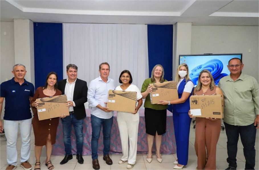 Pela primeira vez, diretores escolares de Várzea Grande iniciam ano letivo com notebooks novos