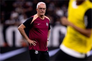 Dorival mostra preocupação com lesão de Yuri Alberto