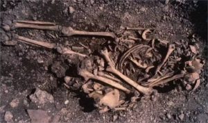 Filha foi enterrada com ossos do pai sob o corpo há 5 mil anos, revela DNA