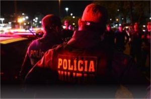 Bandidos pulam muro de casa; enquadram idosa e fazem a limpa