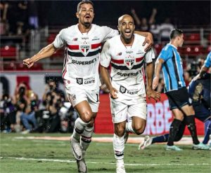 Trio ofensivo funciona, São Paulo vence o Grêmio e dorme na liderança do Brasileirão