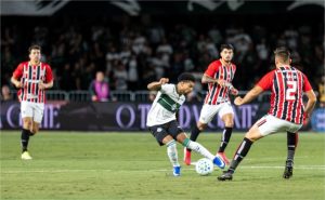 São Paulo vence Coritiba fora de casa e mantém pressão por ponta do Brasileirão