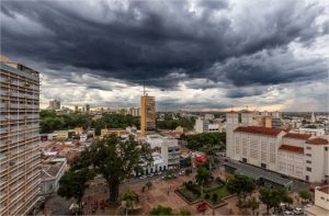 Prefeito cria comitê permanente para prevenir impactos climáticos e desastres em Cuiabá