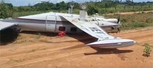 Avião bimotor com 4 pessoas cai no interior; táxi aéreo