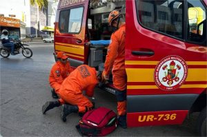 Corpo de Bombeiros atende ocorrência de colisão de caminhonete com poste de energia elétrica em avenida