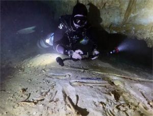 Esqueleto de 8 mil anos é achado nas profundezas de caverna submersa no México