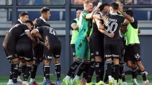Raul brilha, Botafogo vence o Bragantino e dorme fora do Z-4