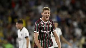Fluminense vence o Atlético-MG e encosta na liderança