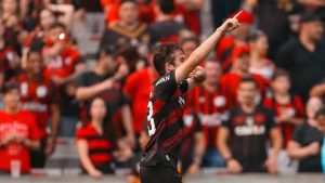 Athletico vence clássico contra o Coritiba e encosta no G-5 do Brasileirão