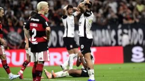 Corinthians não consegue aproveitar expulsão, e Flamengo arranca empate pelo Brasileirão