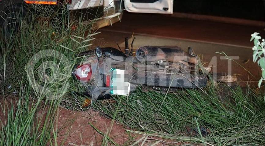 Motociclista perde controle da direção, bate contra meio-fio e morre