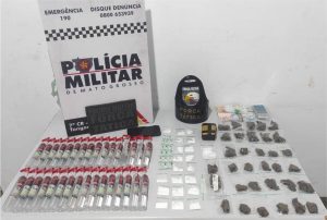 Força Tática prende homem com porções de drogas e frascos de lança-perfume
