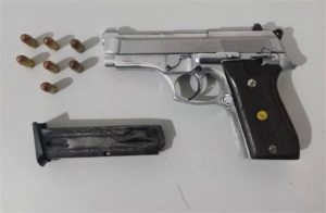 PM prende homem por porte ilegal de arma de fogo e apreende munições em bar de Cotriguaçu