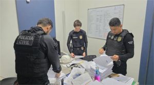Polícia Civil cumpre ordens judiciais contra empresa investigada por fraude em obras de escolas em Guarantã do Norte