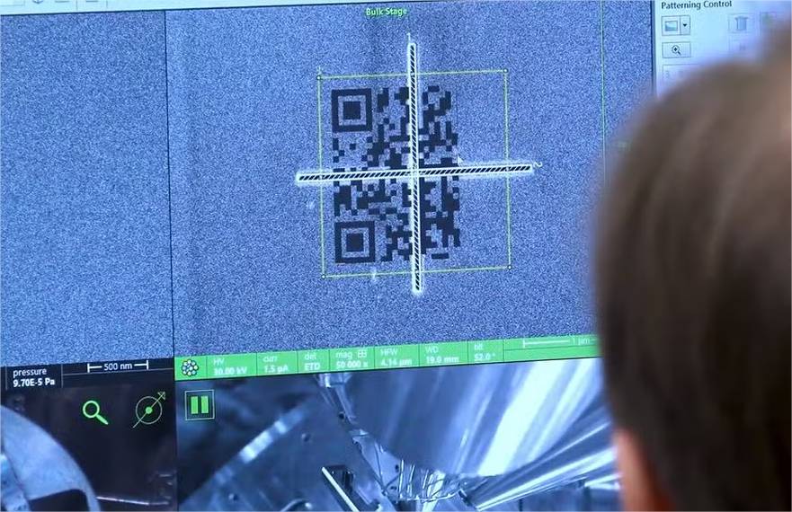 Menor QR code do mundo é menor que bactéria e pode preservar dados por milênios