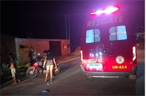 Corpo de Bombeiros socorre mulher após acidente entre duas motocicletas